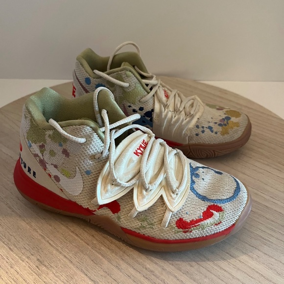 Nike Kyrie 5 x Bandulu “Street Couture” Men’s Basketball Shoes Size 1Y - Picture 1 of 6